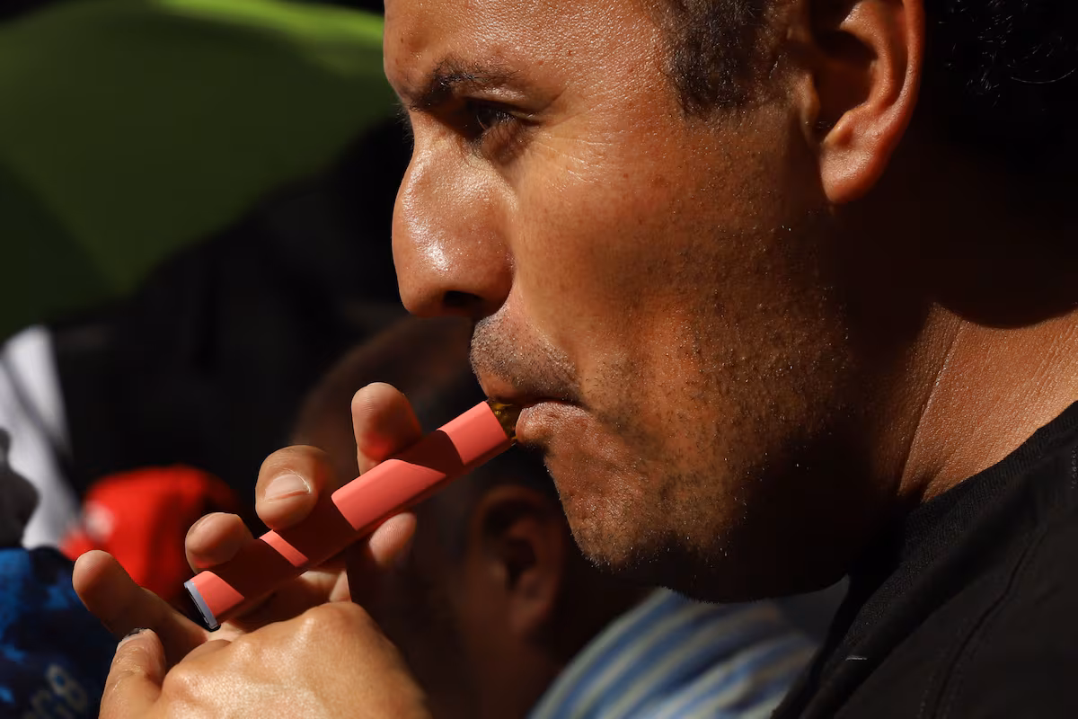 La Cámara de Diputados se alista para prohibir los vapeadores en todo México con sanciones de hasta ocho años de cárcel EL PAÍS