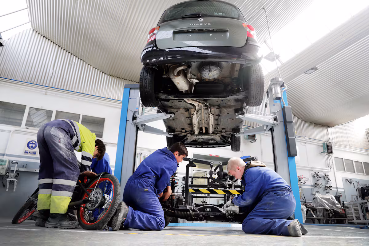 La FP sigue quitando estudiantes al Bachillerato: sus graduados se disparan mientras los de la rama académica retroceden EL PAÍS