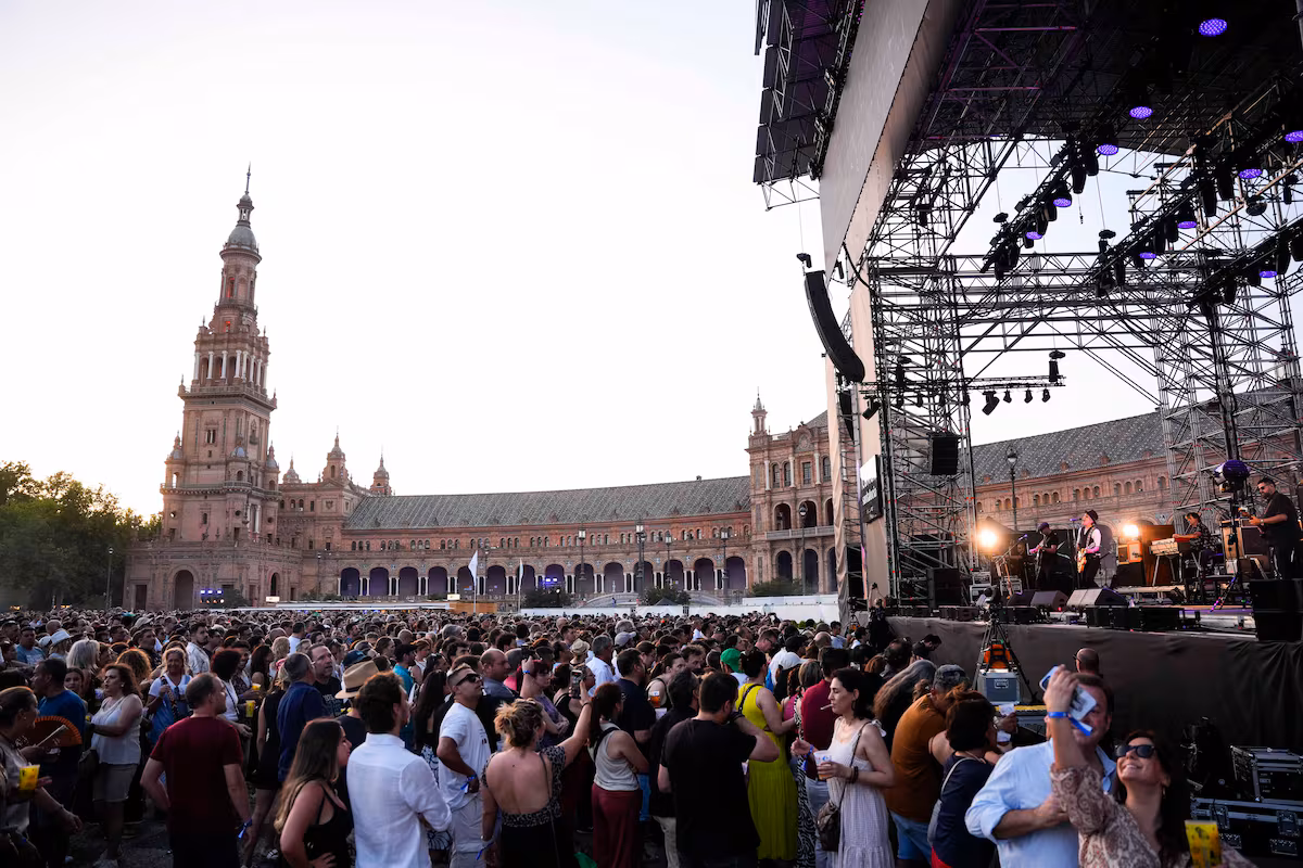 La Fiscalía dictamina que no hay delito en la cesión de la Plaza de España de Sevilla para la celebración del festival de música Icónica EL PAÍS