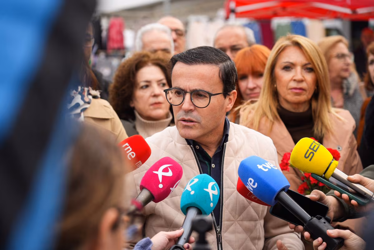 La campaña con procesamiento a cuestas del candidato del PSOE en Extremadura EL PAÍS