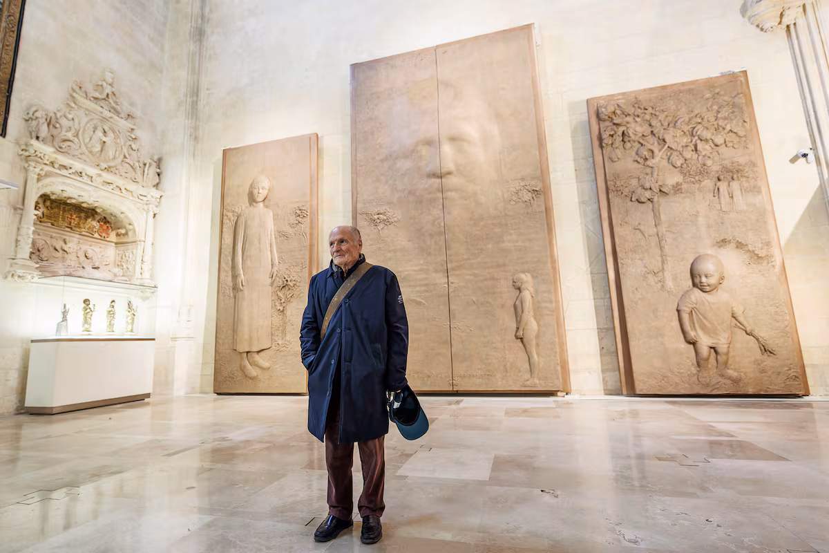 La catedral de Burgos expone las polémicas puertas diseñadas por Antonio López antes de su instalación EL PAÍS