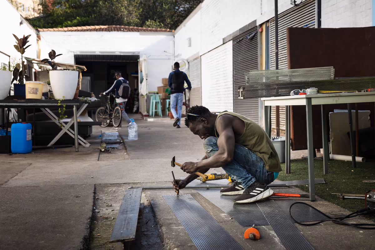 La jueza autoriza el desalojo inminente del B9, el mayor asentamiento de migrantes de Cataluña EL PAÍS