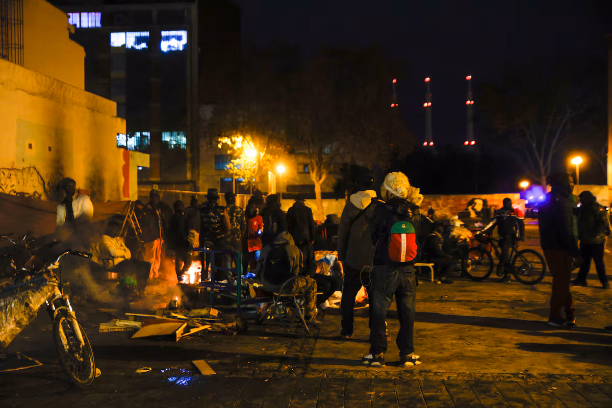 La lluvia empuja a los desalojados del B9 de Badalona a refugiarse bajo una salida de la C-31 EL PAÍS