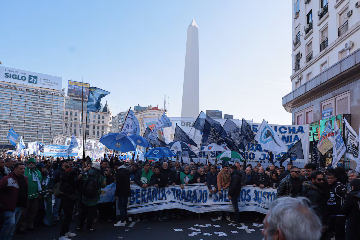 La reforma laboral de Milei impulsa bajar los aportes patronales y las indemnizaciones por despido EL PAÍS