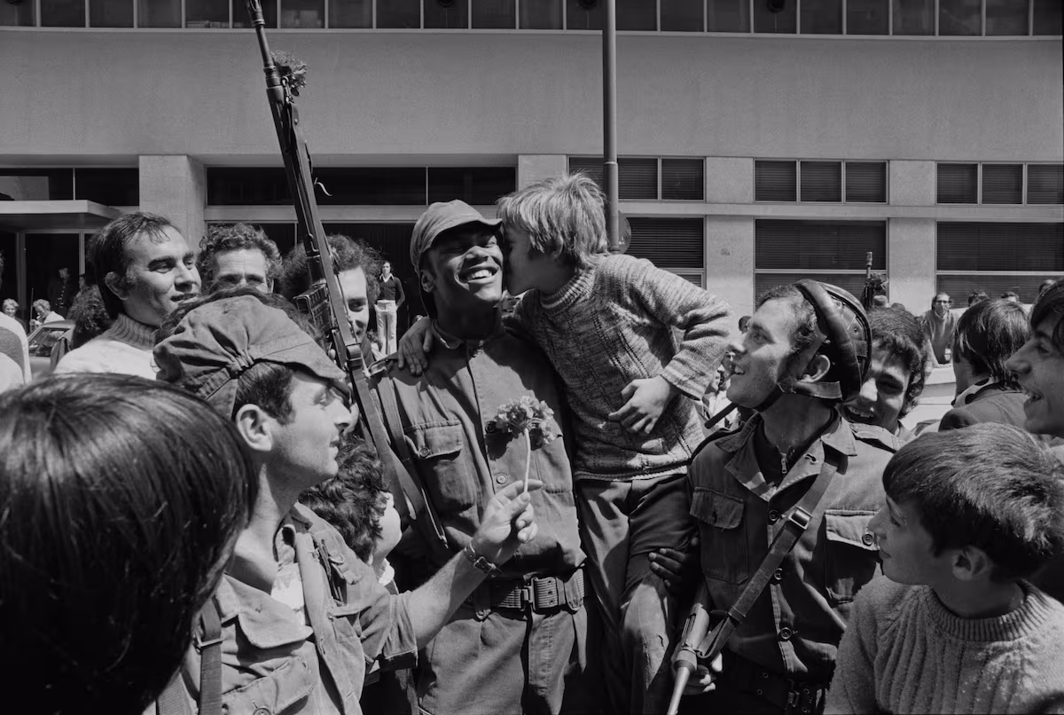 La revolución que lo cambió todo en Portugal y la novela de Hugo Gonçalves que lo cuenta EL PAÍS