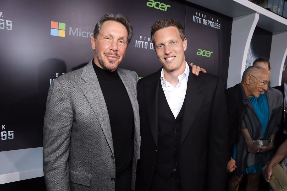 Larry Ellison ofrece una garantía personal de 40.400 millones de dólares para reforzar la opa de Paramount sobre Warner Bros EL PAÍS