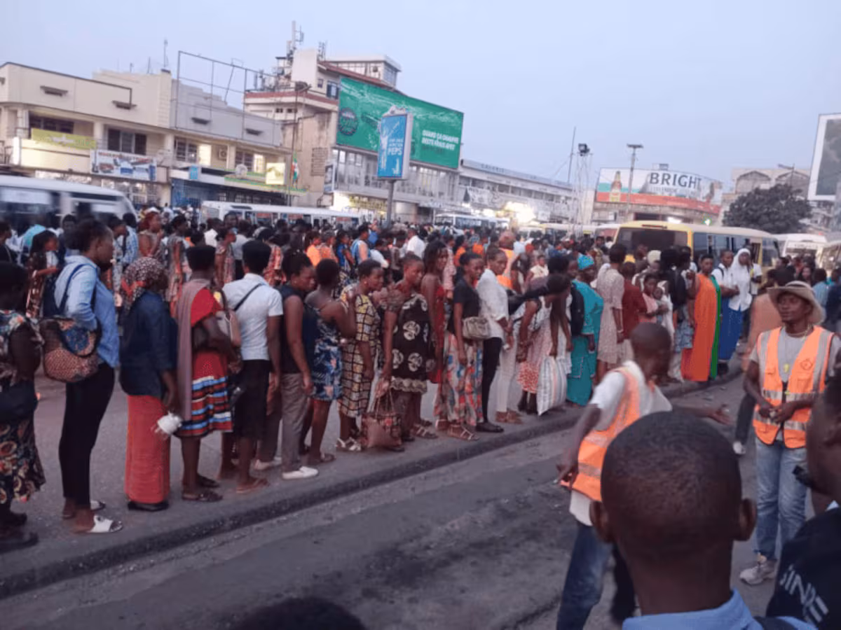 Las agresiones contra mujeres en la fila del autobús en Burundi: “De repente, sientes que alguien se frota los genitales contra ti” EL PAÍS