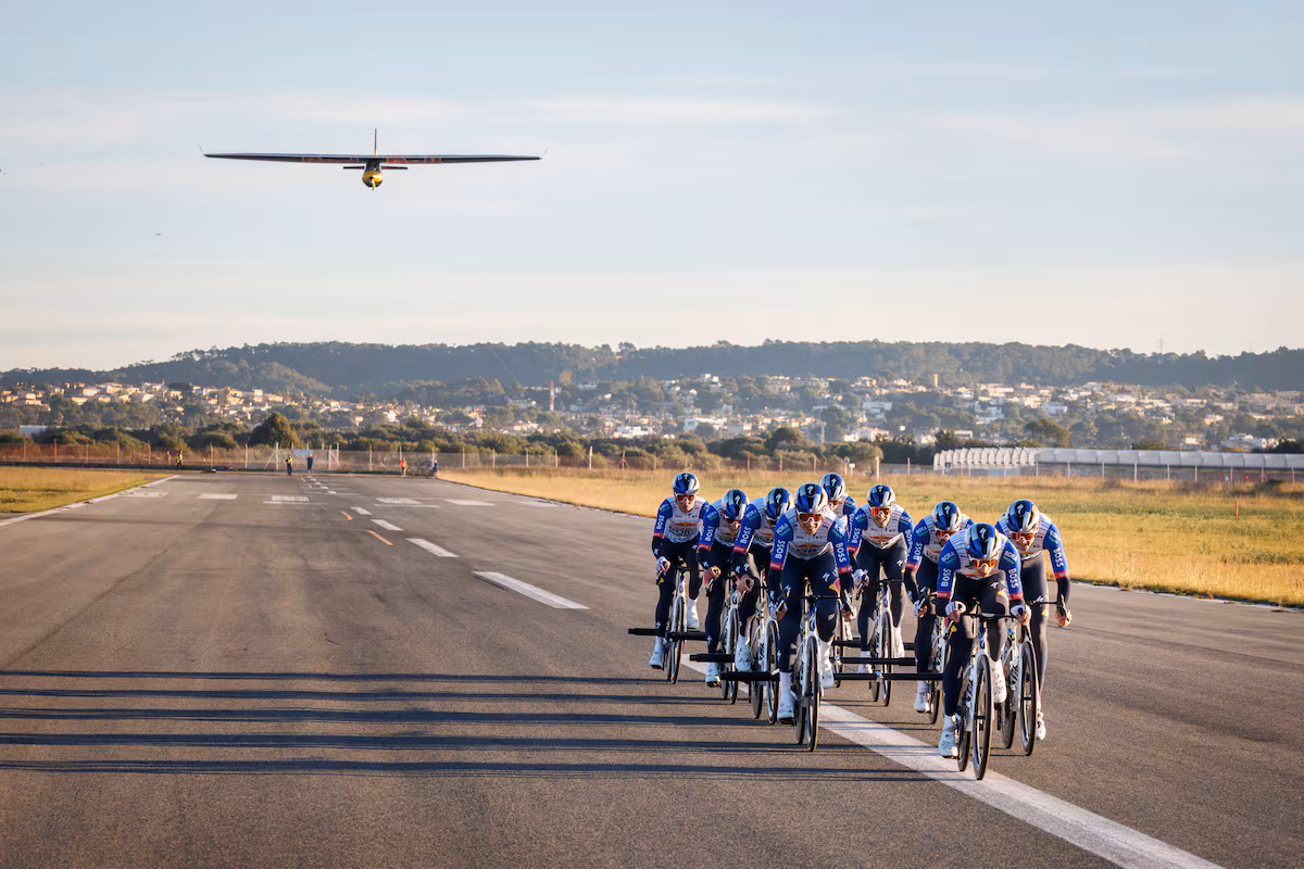 Las alas de Red Bull: cómo nueve ciclistas despegan un ultraligero con sus pedales EL PAÍS