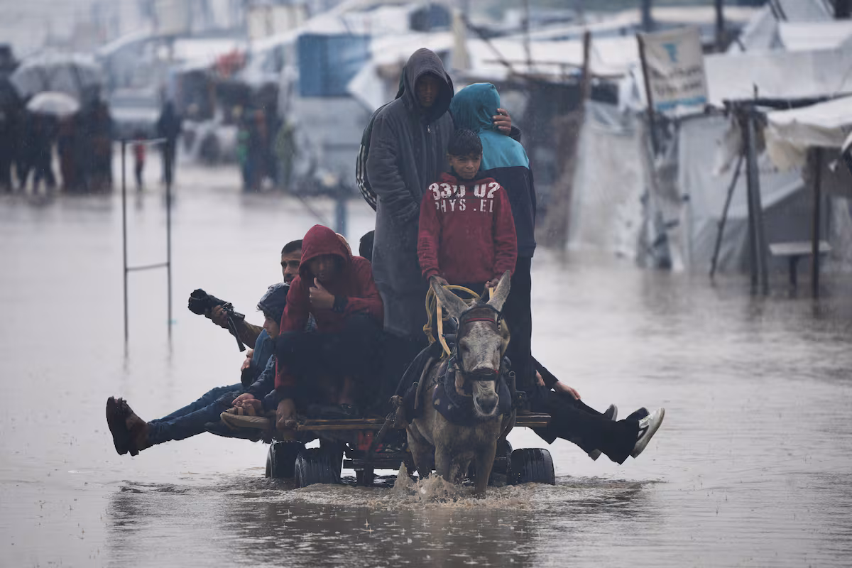 Las fuertes lluvias inundan en Gaza miles de tiendas de campaña de desplazados y una bebé muere de hipotermia EL PAÍS