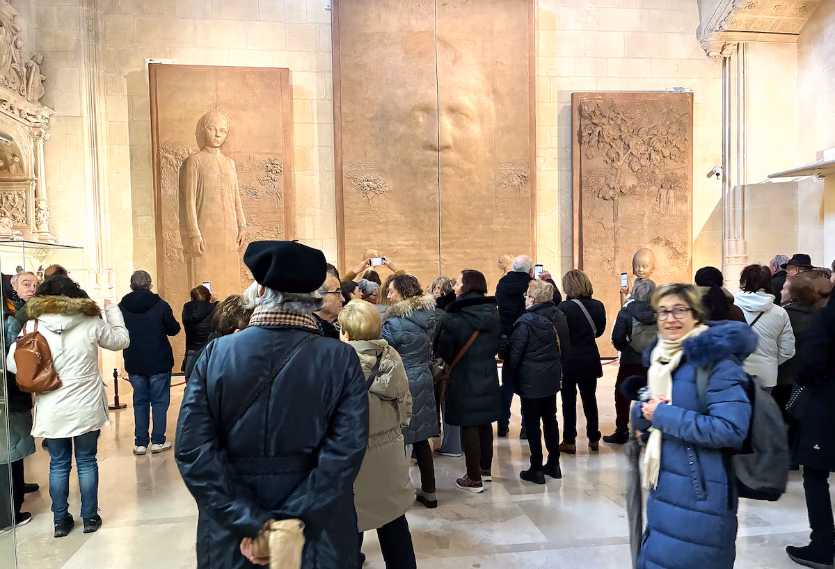 Las nuevas puertas de la catedral de Burgos, de Antonio López, gustan pero dividen sobre su ubicación: “Habrá que verlas en su lugar” EL PAÍS