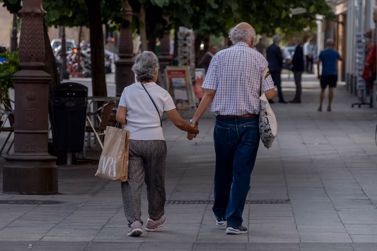 Las pensiones mínimas subirán al menos un 7% en 2026 y las no contributivas lo harán un 11,4% EL PAÍS