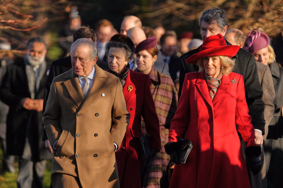 Las princesas Beatriz y Eugenia de York se unen a la Navidad real en Sandringham tras el año funesto de sus padres por el ‘caso Epstein’ EL PAÍS