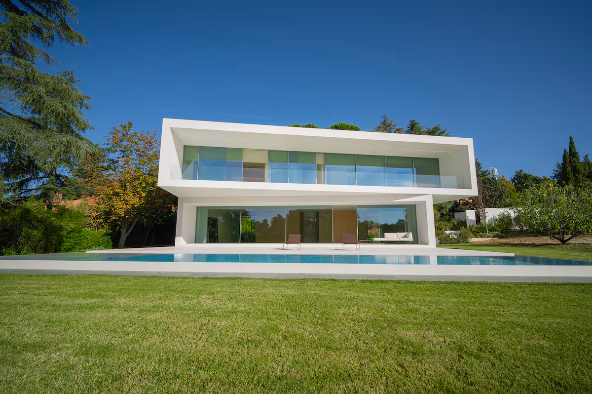 Las tres casas de la semana: sobriedad máxima en La Moraleja por 10,5 millones EL PAÍS