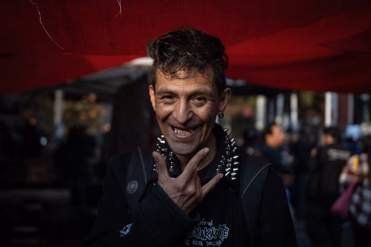 Los Reyes Magos Punk, unos rebeldes que llevan regalos a los niños de la calle: “Queremos ver a los que nadie quiere ver” EL PAÍS