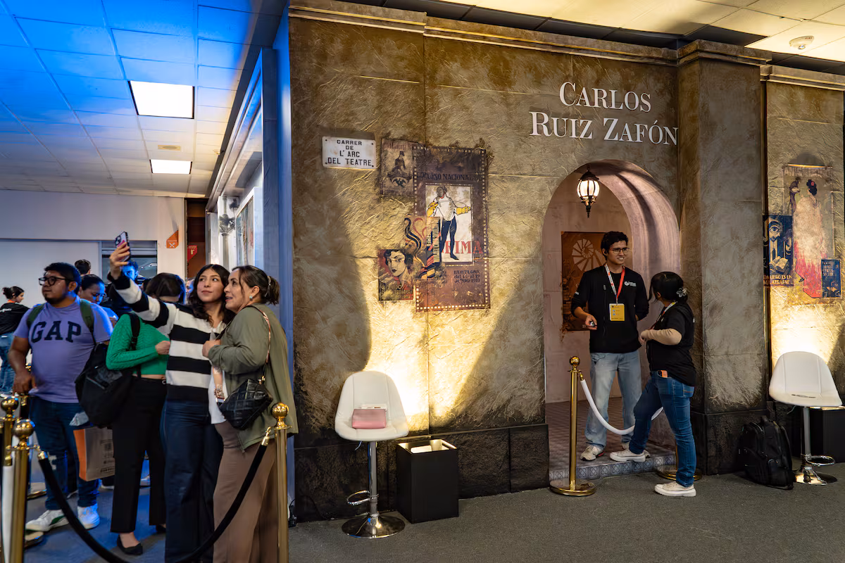 Los amigos de Carlos Ruiz Zafón lo traen de vuelta a la gran feria de los libros EL PAÍS