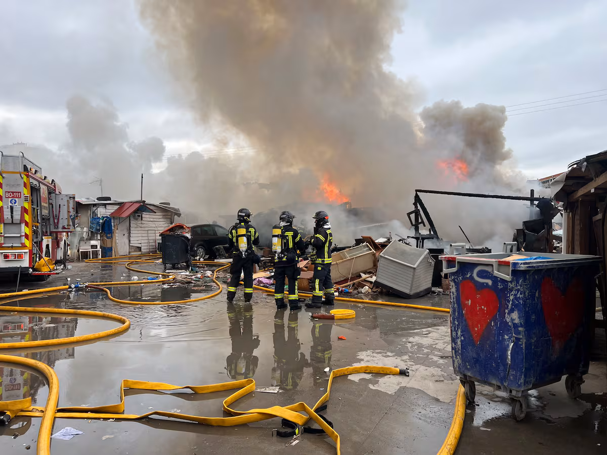 Los bomberos trabajan en el incendio de varias chabolas en el distrito madrileño de Fuencarral-El Pardo EL PAÍS