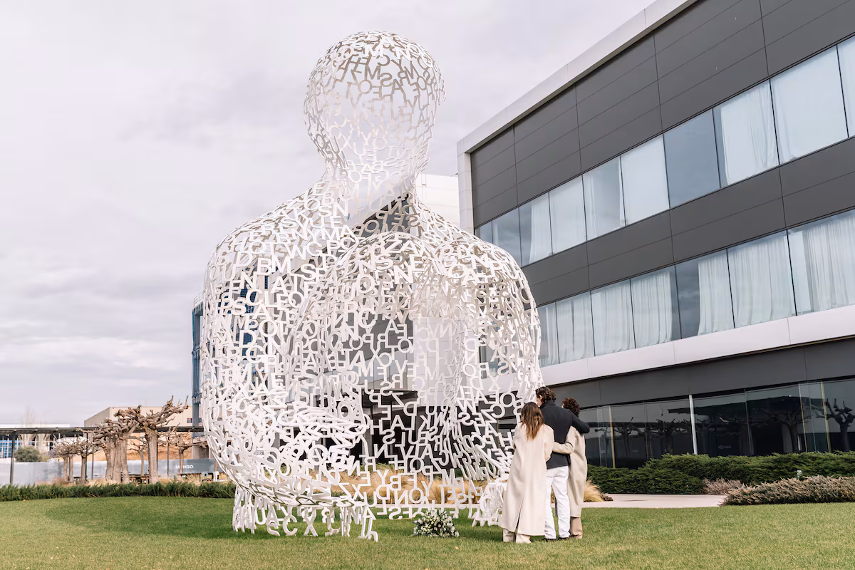Los hijos de Isak Andic rinden homenaje con una carta a su padre en el aniversario de su muerte en Montserrat EL PAÍS