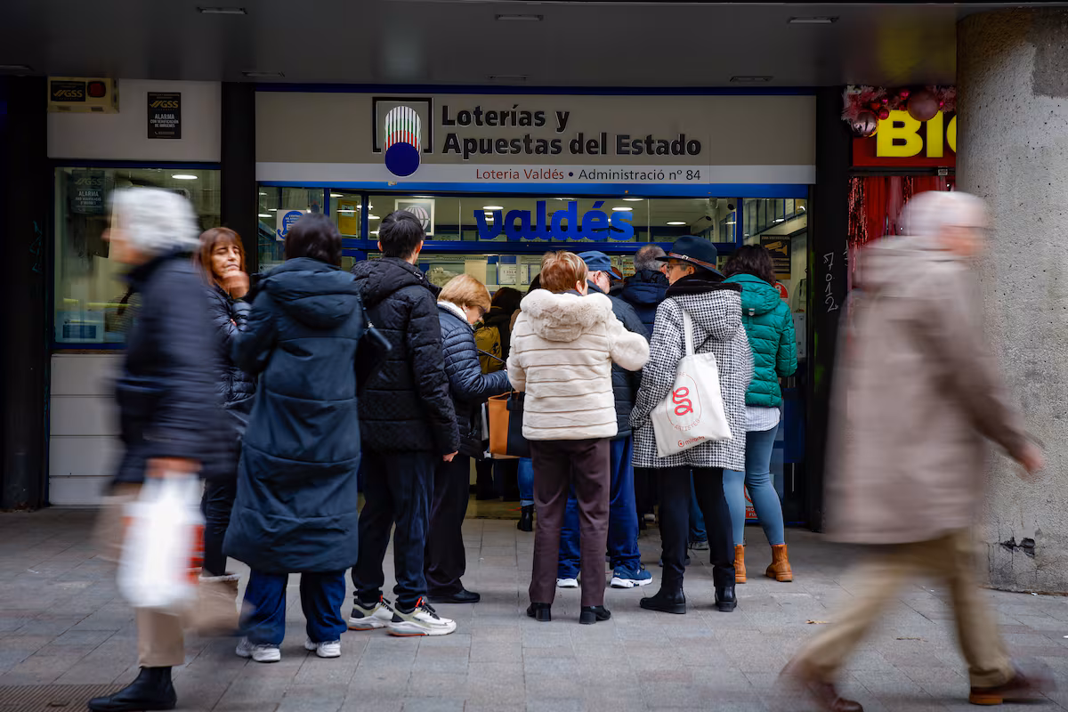 Los loteros, hartos de los precios congelados en los décimos: “Se piensan que somos millonarios, pero algunos pasamos aprietos” EL PAÍS