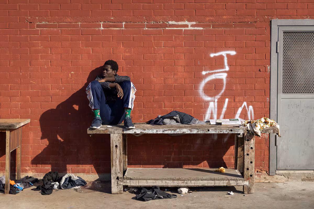 Los migrantes del instituto B9 de Badalona piden al Tribunal de Estrasburgo que frene su desalojo EL PAÍS