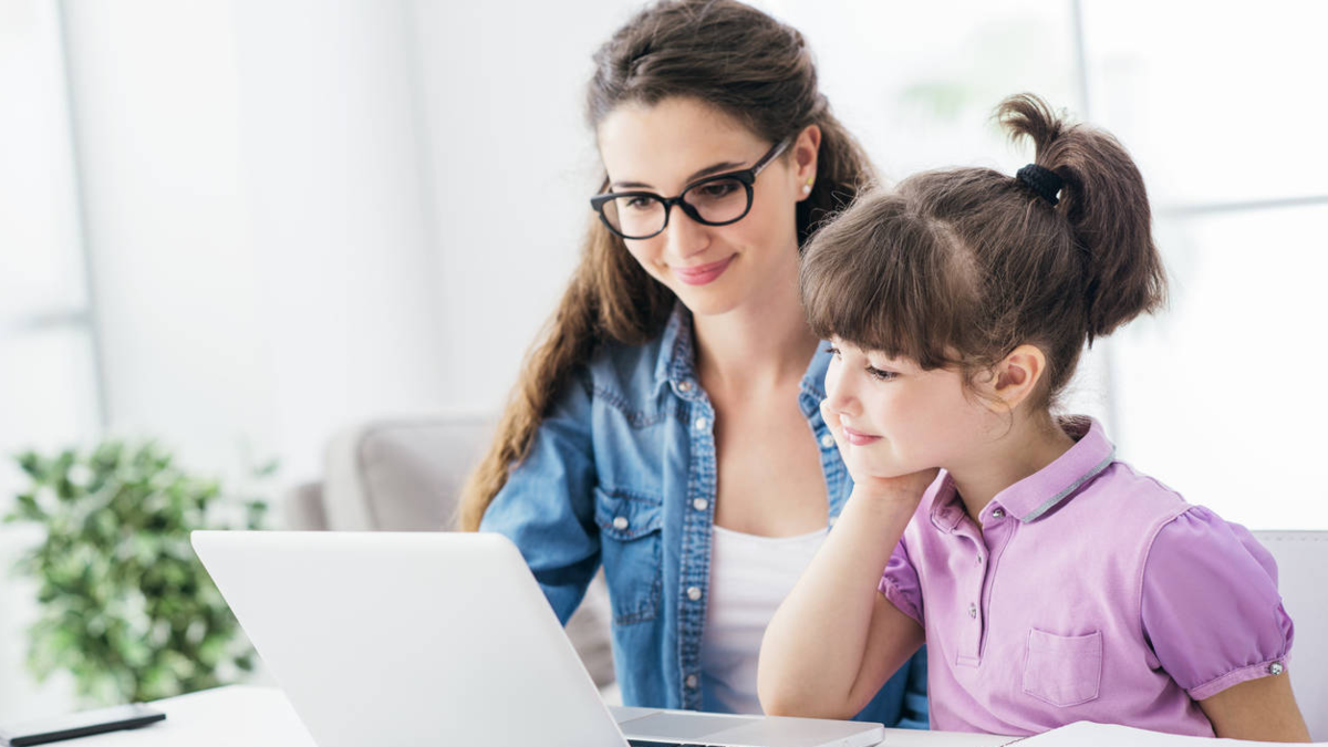 Los niños no deben ver pantallas mientras comen ni antes de dormir: esta y más recomendaciones para acompañar la crianza en la era digital Los niños no deben ver pantallas mientras comen ni antes de dormir: esta y más recomendaciones para acompañar la crianza en la era digital
