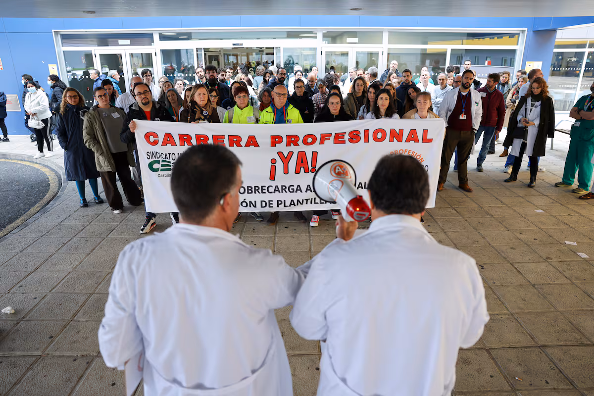 Los sindicatos de médicos se levantan de la mesa de negociación con Sanidad, que rechaza darles un estatuto propio EL PAÍS