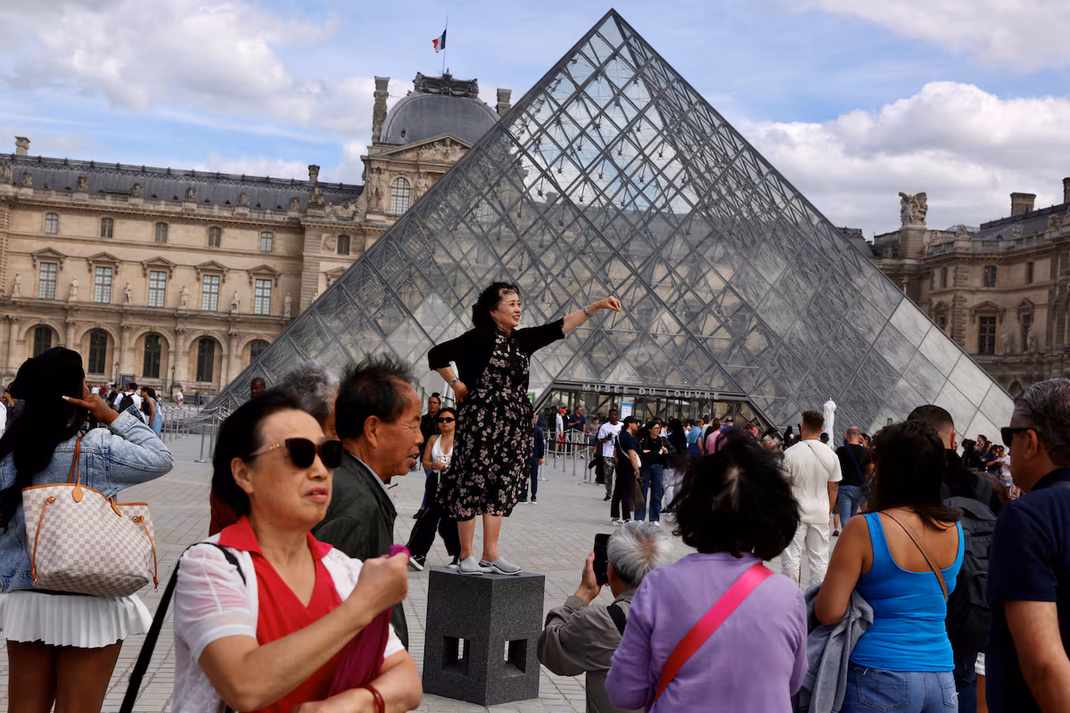 Los trabajadores del Louvre convocan una huelga ante la degradación del museo EL PAÍS