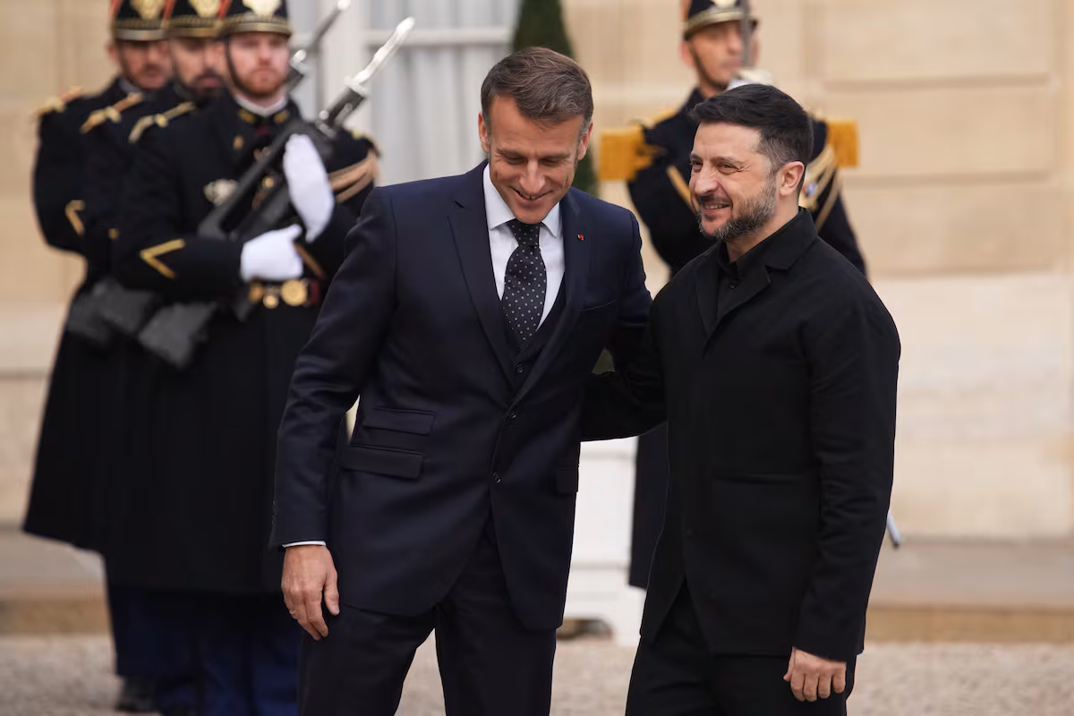 Macron cree que solo Ucrania puede decidir sobre su territorio y Zelenski pide que no se premie a Rusia por la guerra EL PAÍS