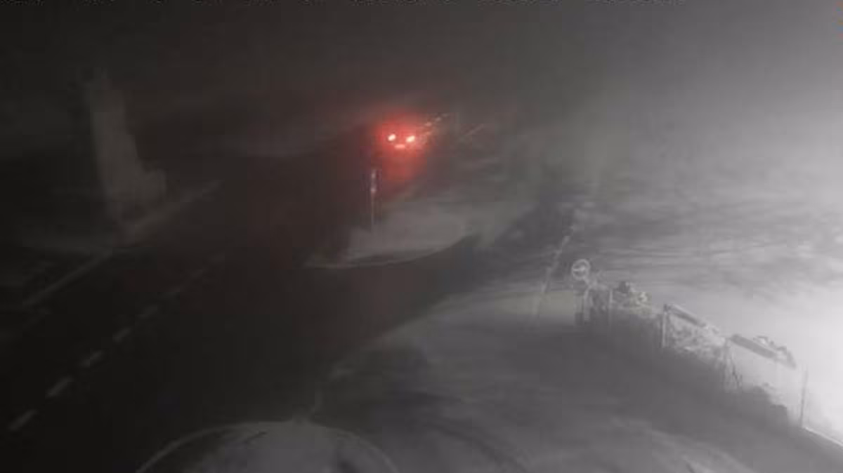 Más de una treintena de carreteras están afectadas por la nieve y el hielo, 12 de ellas cortadas EL PAÍS
