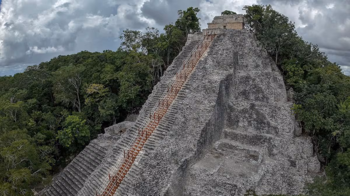 México reabre el ascenso a la pirámide maya de Nohoch Mul en Cobá, la más alta de la península de Yucatán EL PAÍS