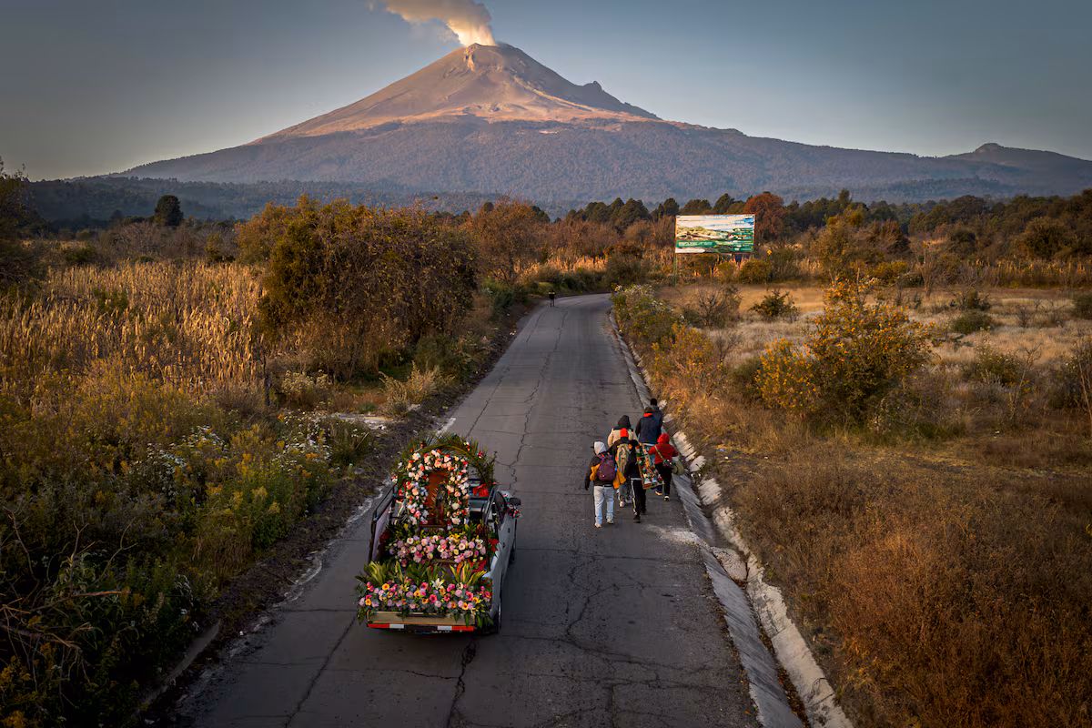 Miles de peregrinos caminan entre los volcanes rumbo a la Basílica de Guadalupe Miles de peregrinos caminan entre los volcanes rumbo a la Basílica de Guadalupe