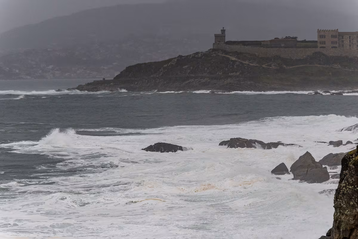 Muere una turista al ser arrastrada por una ola en la costa de Baiona mientras hacía fotos desde las rocas EL PAÍS