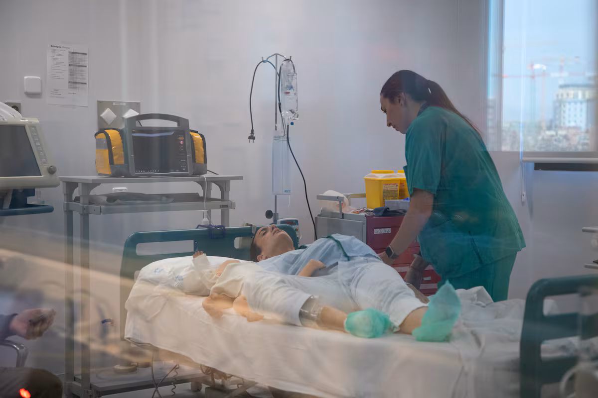 Nacimientos simulados y muertes controladas: así es un centro de entrenamiento para salvar vidas EL PAÍS