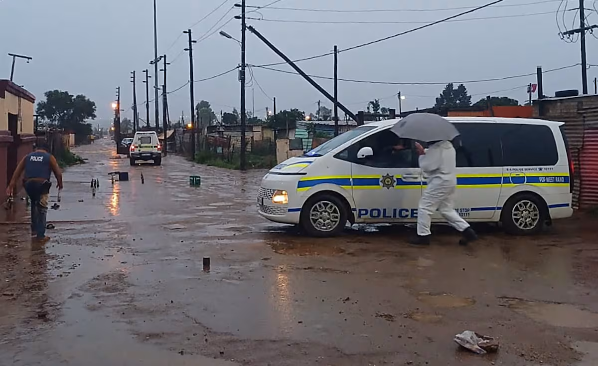 Nueve muertos y al menos diez heridos en un tiroteo en Sudáfrica, el segundo en 15 días EL PAÍS