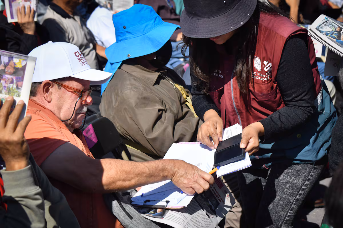 Nuevo periodo de registro para las pensiones Mujeres Bienestar y Personas adultas mayores: fechas y requisitos EL PAÍS