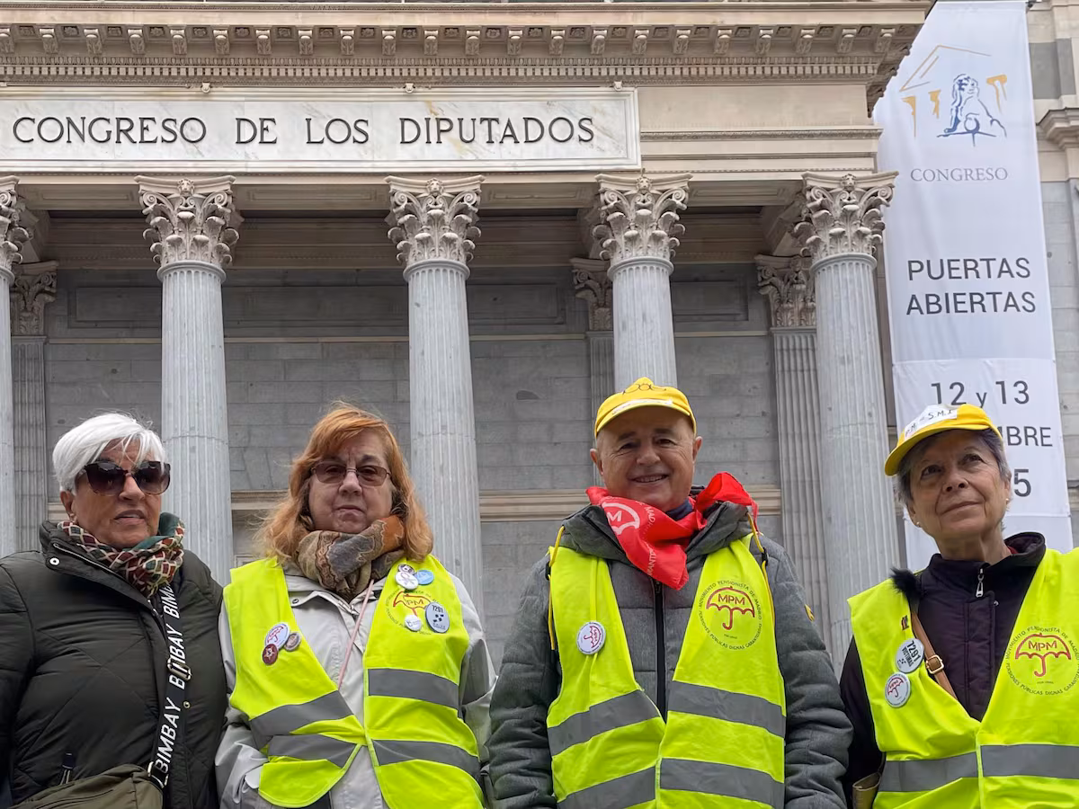 Ocho años y más de 400 lunes frente al Congreso en defensa de las pensiones: “Somos la generación que aprendió a manifestarse” EL PAÍS
