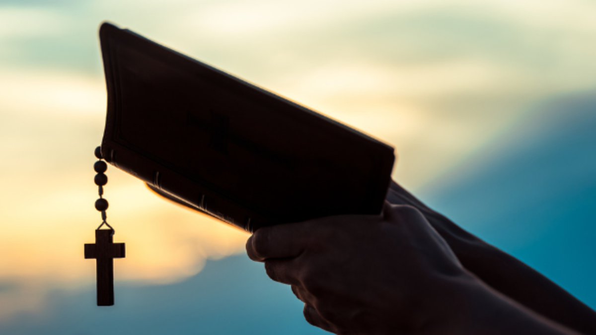 Oraciones para despedir el 2025 y recibir el 2026: incluida la de San Chárbel para la salud Oraciones para despedir el 2025 y recibir el 2026: incluida la de San Chárbel para la salud