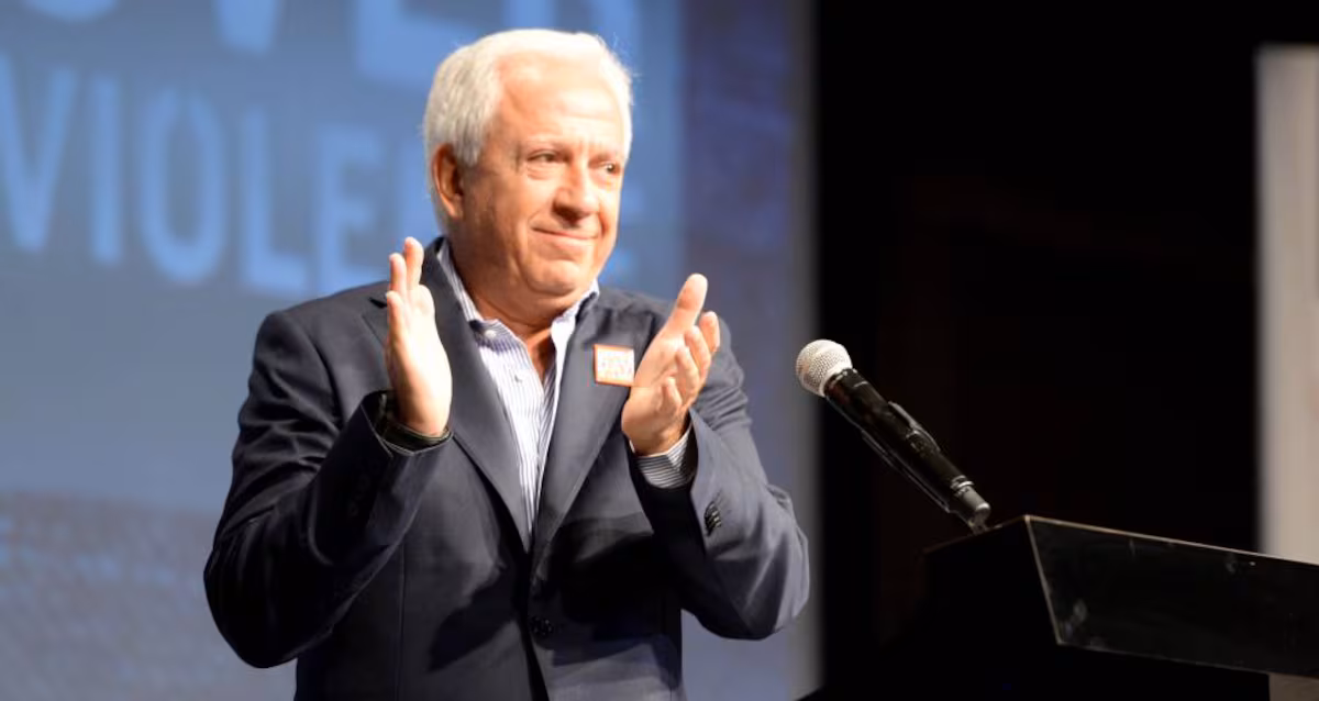 Paul Marciano (Guess): “Cuanto más grande es una marca, más frágil es” EL PAÍS