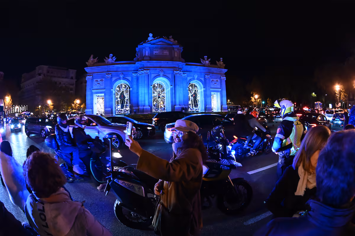 Polémica por la iluminación en El Retiro: el paisaje urbano frente a la postal navideña EL PAÍS