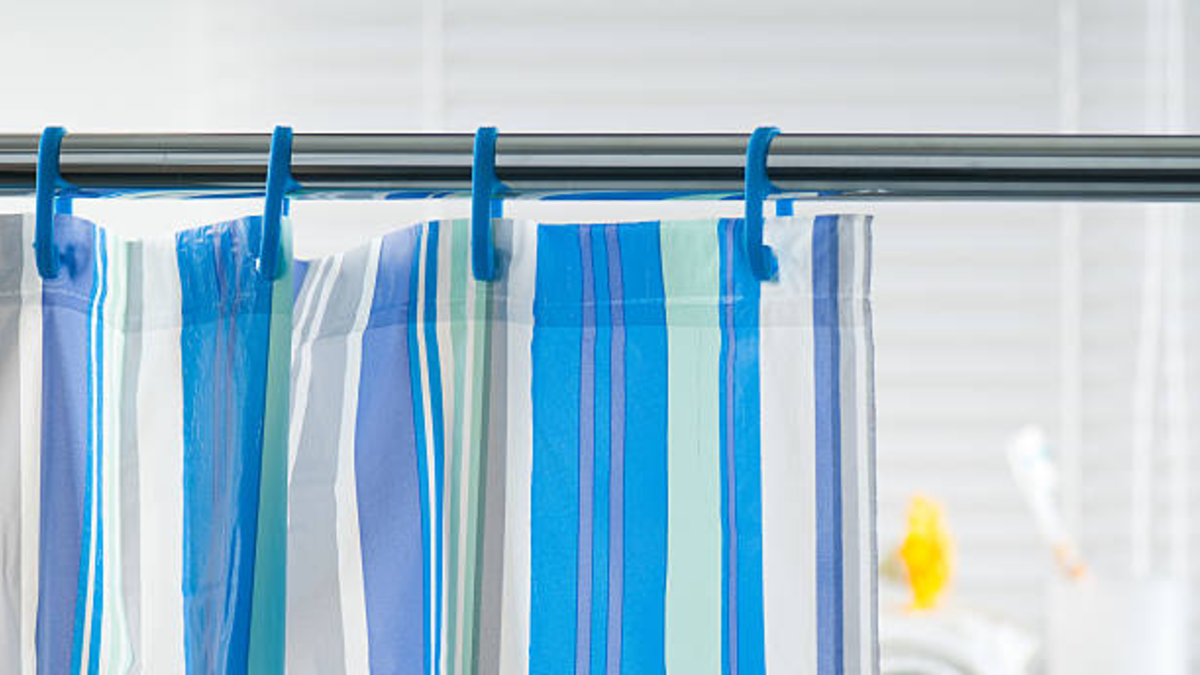 Por qué recomiendan rociar una mezcla con vinagre en las cortinas de la ducha: la receta perfecta Por qué recomiendan rociar una mezcla con vinagre en las cortinas de la ducha: la receta perfecta