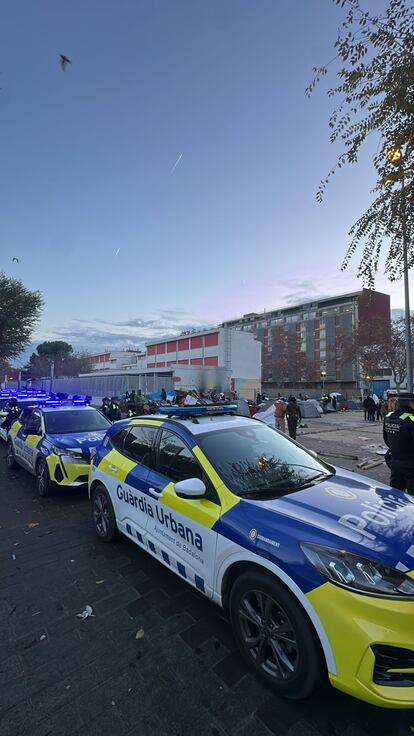 Un nuevo asentamiento arraiga en una plaza tras el desalojo del B9: “¿De verdad pensaban que íbamos a desaparecer?" Un nuevo asentamiento arraiga en una plaza tras el desalojo del B9: “¿De verdad pensaban que íbamos a desaparecer?"