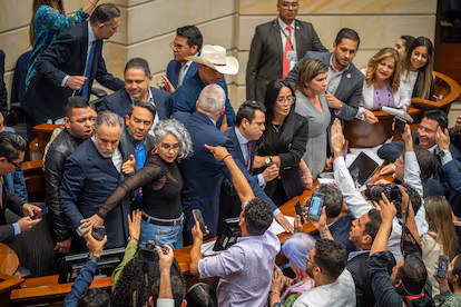 La paradoja de Armando Benedetti: el ministro más poderoso de Petro fracasa en el Congreso La senadora María José Pizarro contiene a Armando Benedetti durante el anuncio de los resultados de la votación de la consulta popular, en el Congreso, el 14 de mayo.