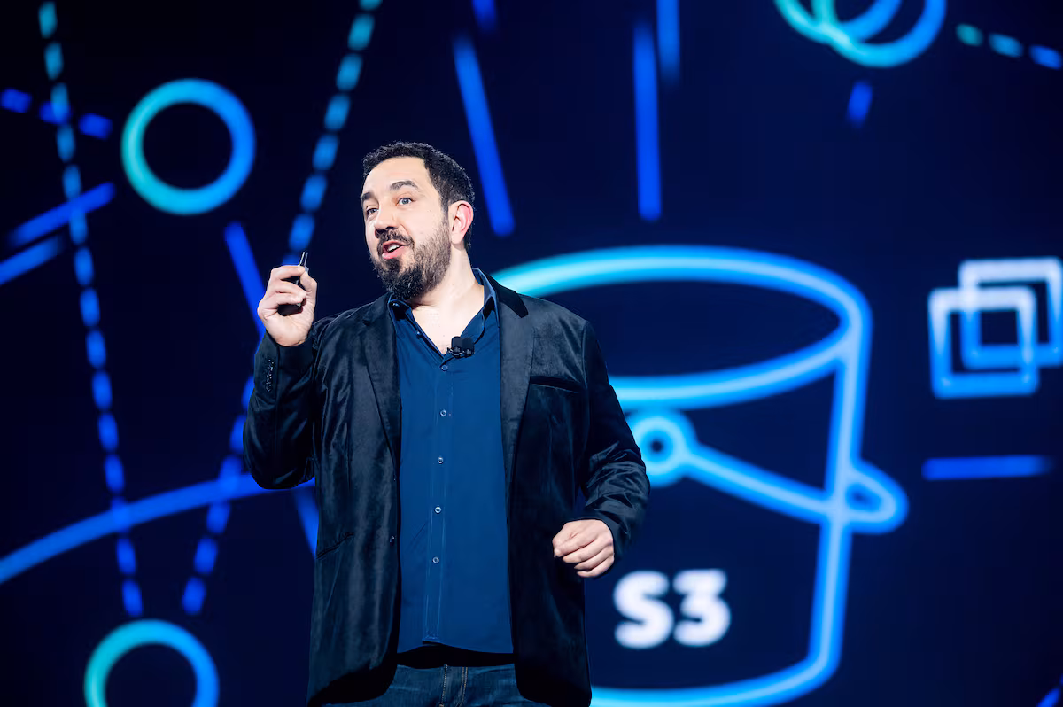 Quién es Peter DeSantis, el nuevo jefe de IA, microchips y computación de Amazon EL PAÍS