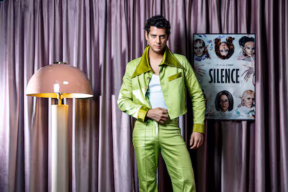 Eduardo Casanova feminiza a los vampiros en su nueva serie: “El silencio que viven hoy las personas con VIH es terrorífico” Eduardo Casanova feminiza a los vampiros en su nueva serie: “El silencio que viven hoy las personas con VIH es terrorífico”