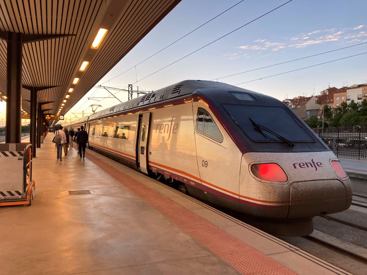 Renfe pone más capacidad y renueva la flota del Avant, su alta velocidad para la media distancia Cinco Días