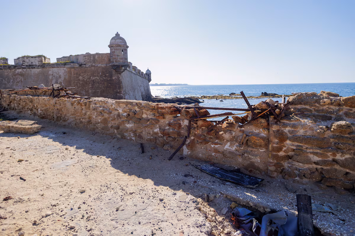 Rescatado frente al Castillo de San Sebastián en Cádiz un piloto con hipotermia tras caer al mar con su ala delta EL PAÍS