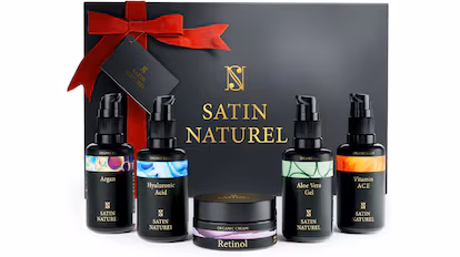 La lista definitiva de regalos de Navidad para las abuelas: 20 ideas para sorprenderlas y hacerlas sonreír Esta caja de regalo contiene cinco productos para el cuidado de la piel.