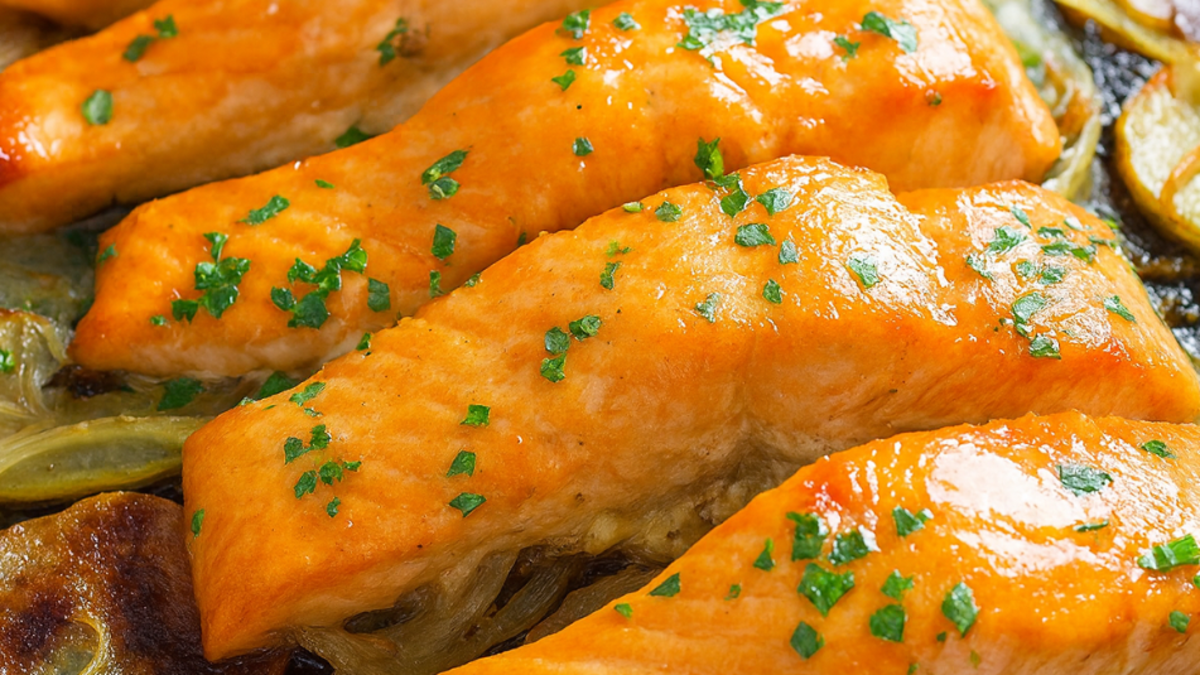 Salmón al horno con miel y mostaza: receta paso a paso y los beneficios de este alimento Salmón al horno con miel y mostaza: receta paso a paso y los beneficios de este alimento