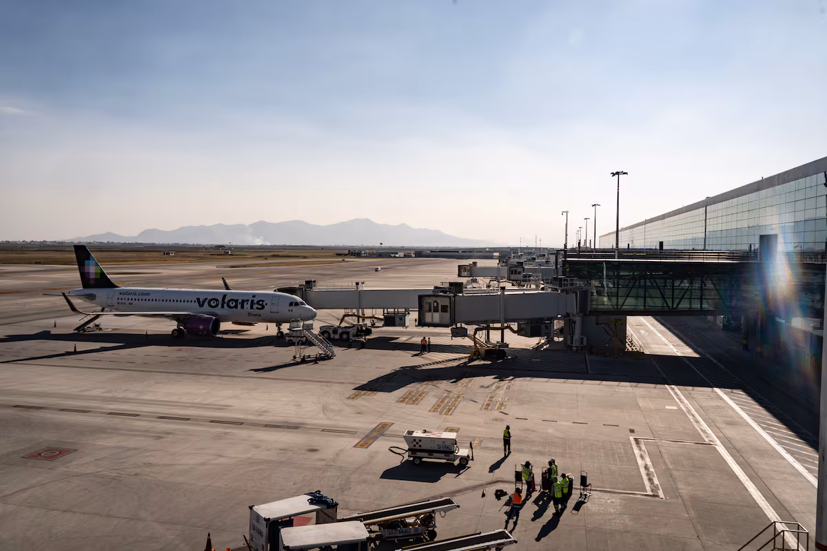 Sheinbaum advierte que la Comisión Nacional Antimonopolio revisará la alianza entre Volaris y VivaAerobus EL PAÍS