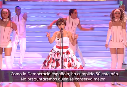 ‘Cachitos Nochevieja’ celebra los primeros 2000 con el canto del cisne de Sonia y Selena y una nueva ristra de rótulos irónicos ‘Cachitos Nochevieja’ celebra los primeros 2000 con el canto del cisne de Sonia y Selena y una nueva ristra de rótulos irónicos