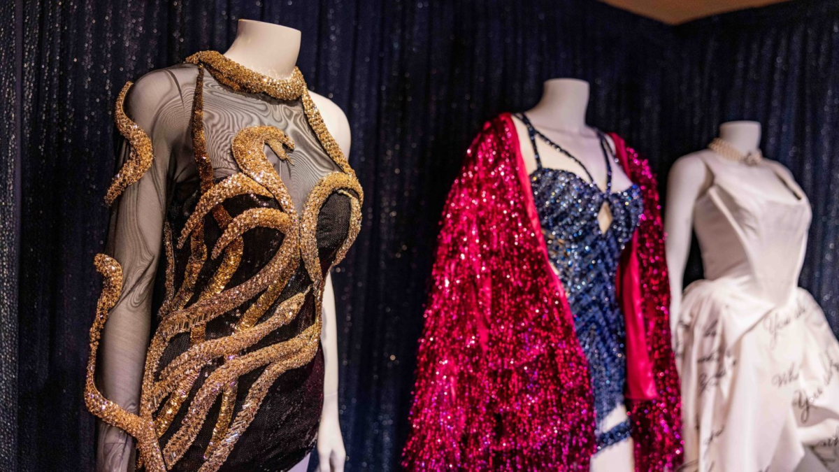 Taylor Swift inaugura exhibición de vestuarios de The Eras Tour en Walt Disney World Taylor Swift inaugura exhibición de vestuarios de The Eras Tour en Walt Disney World